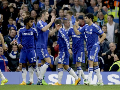 Diego Costa so spoluhráčmi oslavuje vedúci gól Chelsea