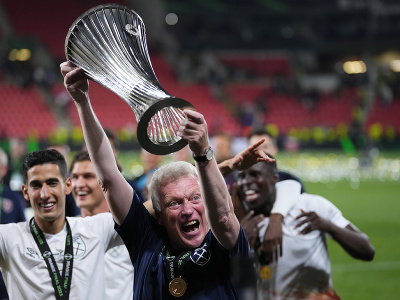 Tréner West Hamu David Moyes oslavuje s pohárovou trofejou po víťazstve vo finále Európskej konferenčnej ligy