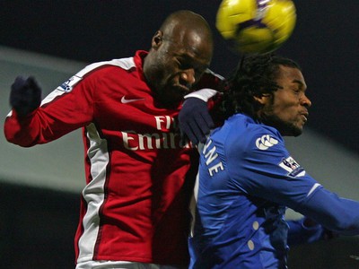 William Gallas v súboji s Fredericom Piquionnem