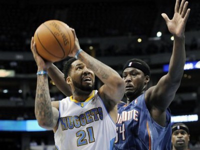 Wilson Chandler bránený Brownom