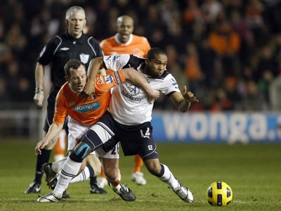 Charlie Adam a Wilson Palacios 