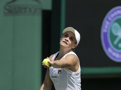 Ashleigh Bartyová počas tréningu pred Wimbledonom