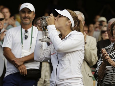 Belinda Benčičová si vychutnáva víťaznú trofej