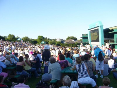 Diváci na Henman Hill sledujú veľkoplošnú obrazovku