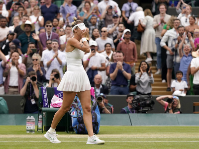 Česká tenistka Markéta Vondroušová v slzách oslavuje postup do semifinále Wimbledonu