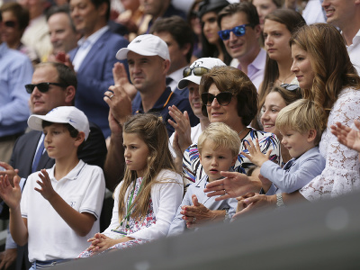 Mirka Federerová sleduje spolu s deťmi v hráčskej lóži finále medzi jej manželom Rogerom Federerom a Chorvátom Marinom Čiličom vo Wimbledone 2017