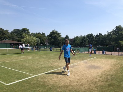Norbert Gombos počas tréningu na Wimbledone