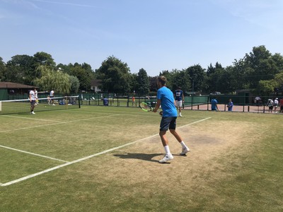 Norbert Gombos počas tréningu na Wimbledone