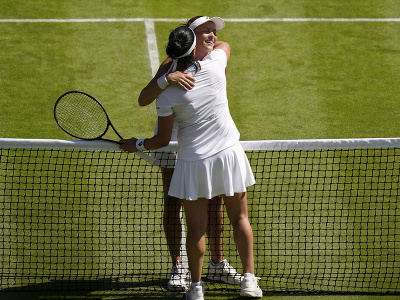 Tuniská tenistka Ons Jabeurová a jej kamarátka Tatjana Mariová po semifinálovom zápase vo Wimbledone