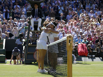 Tuniská tenistka Ons Jabeurová a jej kamarátka Tatjana Mariová po semifinálovom zápase vo Wimbledone