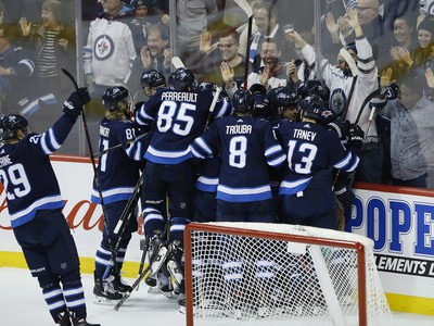 Hráči Winnipegu Jets oslavujú víťazstvo.