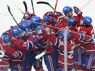 Hráči Montrealu Canadiens oslavujú postup do semifinále play off