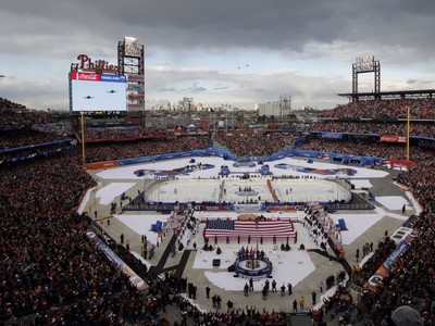 Zaplnený štadión Citizens Bank Park vo Philadelphii počas Winter Classic 2012