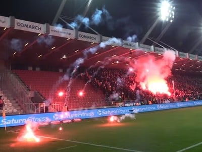Výtržnosti a zakázaná pyrotechnika na derby v Krakove