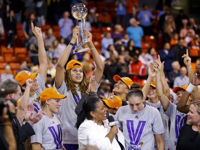 Basketbalistky Phoenix Mercury sa radujú z triumfu v súťaži WNBA