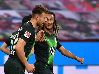 Futbalista Wolfsburgu Marin Pongračič sa teší so spoluhráčmi