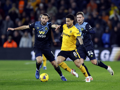 Hráč Wolverhamptonu Wanderers Joao Gomes (uprostred) bojuje o loptu s Jayom Rodriguezom (vľavo) z Burnley
