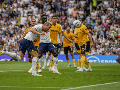 Futbalista Harry Kane z Tottenhamu (vpopredí vľavo) dáva gól počas zápasu 3. kola anglickej Premier League Tottenham Hotspur - Wolverhampton Wanderers 