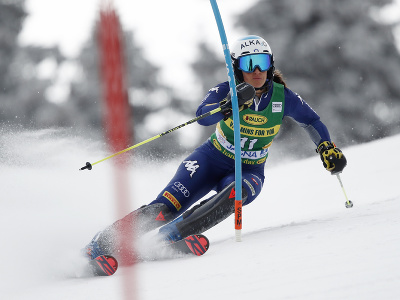 Irene Curtoniová na trati slalomu v Jasnej