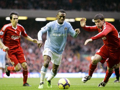 Wright- Philips preniká obranou Liverpoolu