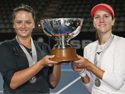 Slovensko-kazašský deblový pár Viktória Hrunčáková (vľavo), Anna Danilinová pózujú s trofejou po zisku titulu v ženskej štvorhre na turnaji WTA v novozélandskom Aucklande