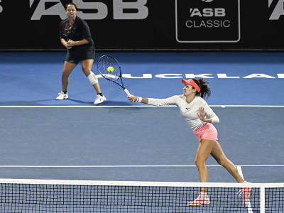 Slovensko-kazašský deblový pár Viktória Hrunčáková (vľavo) a Anna Danilinová vo finále ženskej štvorhry na turnaji WTA v Aucklande