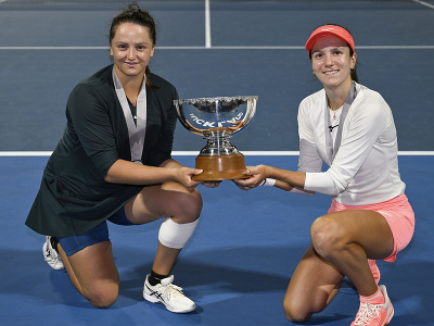 Slovensko-kazašský deblový pár Viktória Hrunčáková (vľavo), Anna Danilinová pózujú s trofejou po zisku titulu v ženskej štvorhre na turnaji WTA v novozélandskom Aucklande