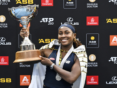 Americká tenistka Coco Gauffová po víťazstve vo finále dvojhry na tenisovom turnaji WTA v novozélandskom Aucklande