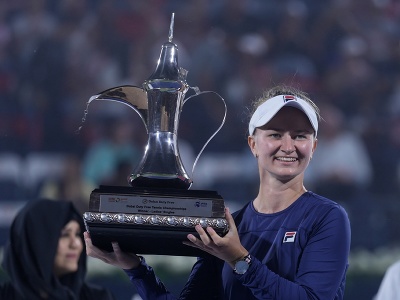 Česká tenistka Barbora Krejčíková bozkáva trofej po jej výhre nad Poľkou Igou Swiatekovou