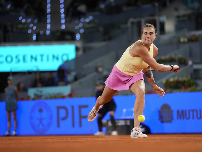 Aryna Sabaleková odvracia úder počas semifinále turnaja WTA v Madride