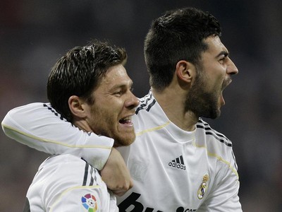 Xabi Alonso a Alvaro