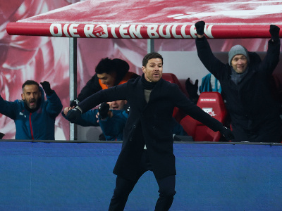 Tréner Leverkusenu Xabi Alonso sa teší po víťaznom góle, ktorý strelil ekvádorský obranca Piero Hincapie v šlágri 18. kola nemeckej Bundesligy RB Lipsko – Bayer Leverkusen