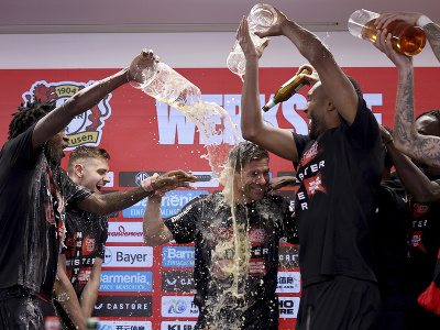 Hráči Bayeru Leverkusen venujú pivnú sprchu trénerovi Xabimu Alonsovi
