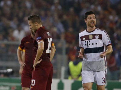 Xabi Alonso oslavuje gól Bayernu, vľavo sklamaný Francesco Totti