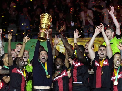 Futbalisti Bayeru Leverkusen oslavujú s víťaznou trofejou