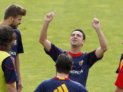 Xavi zabáva spoluhráčov počas