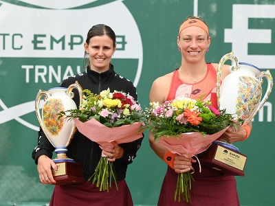 Belgická tenistka Yanina Wickmayerová (vpravo) pózuje s trofejou po víťazstve nad krajankou Greet Minnenovou (vľavo) vo finále ženskej dvojhry na antukovom podujatí ITF EMPIRE Tennis Academy Open v Trnave