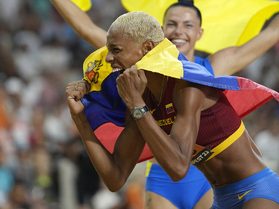Venezuelčanka Yulimar Rojasová sa teší zo zlatej medaily