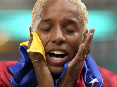 Venezuelčanka Yulimar Rojasová sa teší zo zlatej medaily
