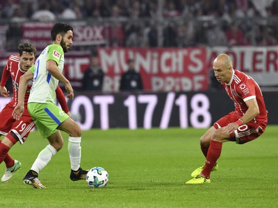 Yunus Malli v obkolesení hráčov Bayernu