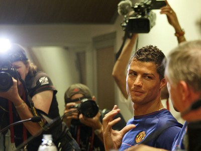 Cristiano Ronaldo looks at coach Alex Ferguson, 26. mája 2009