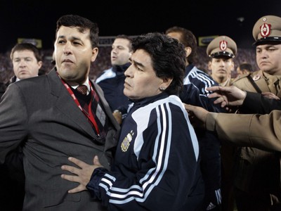 Maradona odstúpiť nehodlá