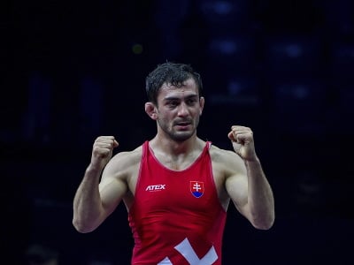 Slovenský zápasník Tajmuraz Salkazanov sa teší po víťazstve nad Talianom Frankom Chamizom Marguezom vo finále voľnoštýliarov v kategórii do 74 kg na majstrovstvách Európy v Záhrebe