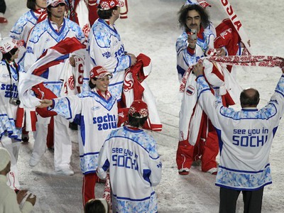 Ruskí športovci na záverečnom ceremoniály propagujú hry v Soči