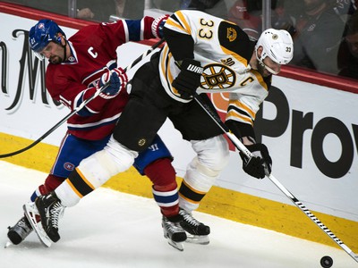 Kapitán Montreal Canadiens Brian Gionta v súboji s kapitánom Bostonu Bruins Zdenom Chárom; ZDROJ: SITA