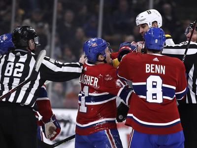 Kapitán Bostonu Bruins Slovák Zdeno Chára (druhý sprava) a hokejista Montrealu Brendan Gallagher počas potýčky 
