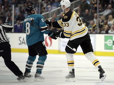 Kapitán Bostonu Bruins Zdeno Chára (vpravo) a hokejista San Jose Sharks Joe Pavelski