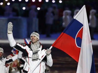 Slovenská výprava na ploche Olympijského štadióna v Soči, vlajku priniesol vysmiaty Zdeno Chára