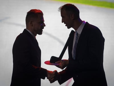 Ocenený najlepší obranca pri preberaní Ceny Róberta Švehlu Erik Černák a hokejová legenda Zdeno Chára počas vyhlásenia ankety Hokejista roka 2022