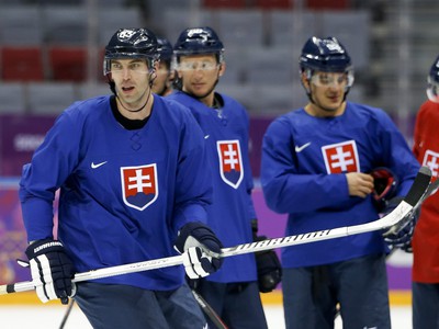 Zdeno Chára (vľavo) a spol. počas tréningu slovenskej hokejovej reprezentácie v Soči